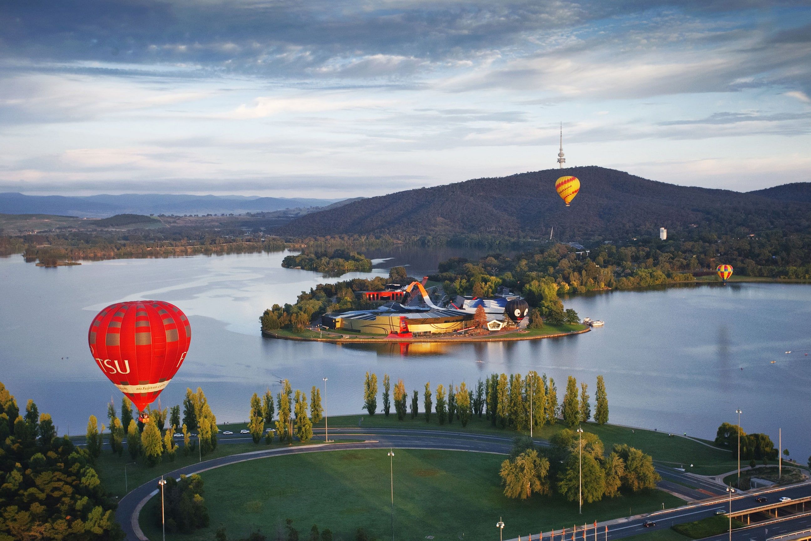 lake-burley-griffin-fishing-pier-canberra-lake-burley-griffin-australian-capital-territory